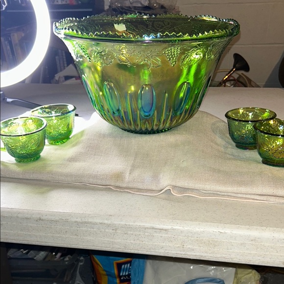 Vintage carnival green glass bowl with 4 teacups. PRISTINE condition. - Picture 4 of 7
